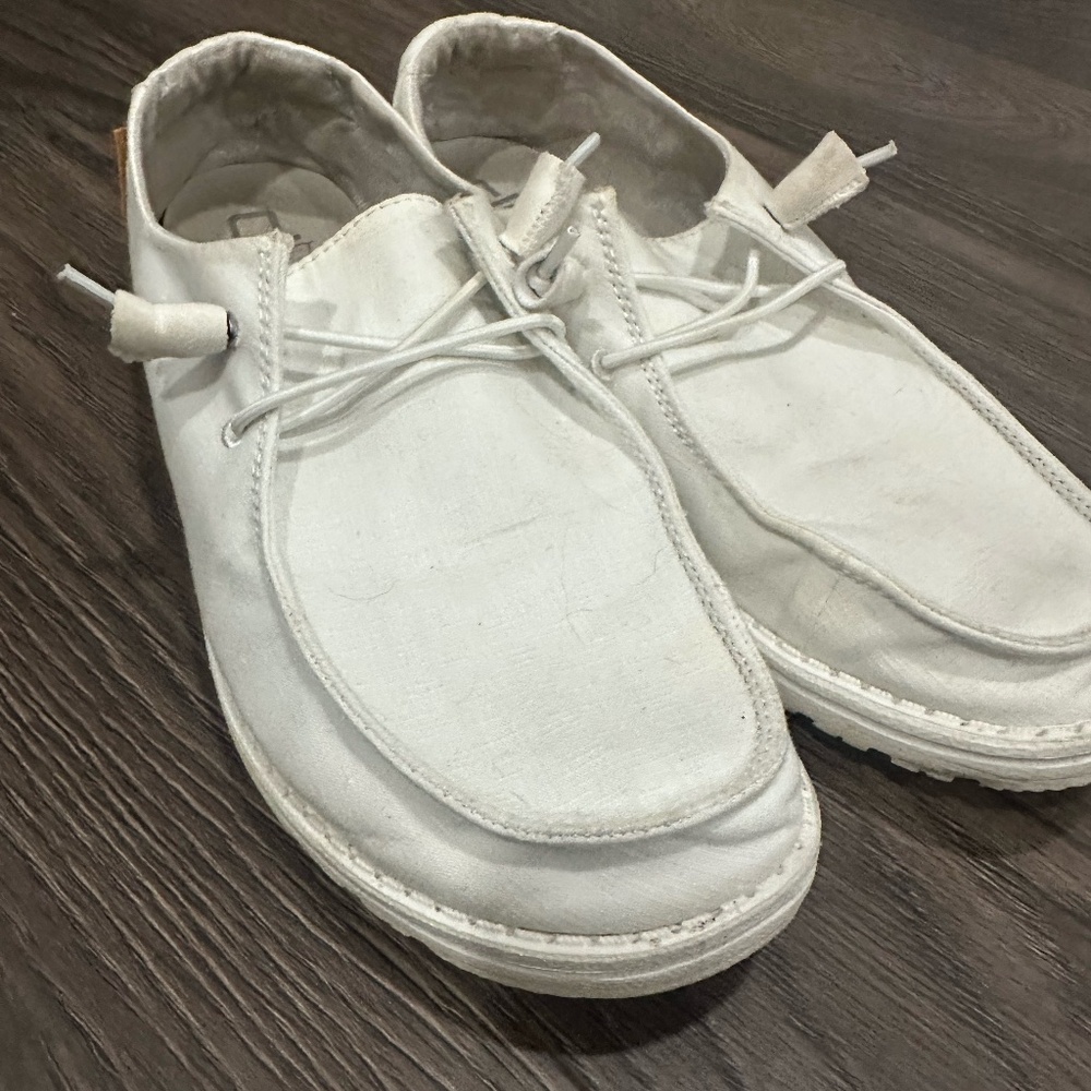 WOMENS WHITE HEY DUDE SHOES - SIZE 10 - NICE